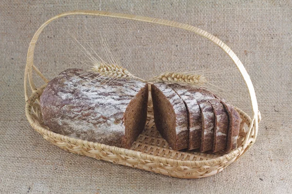 Plastry? chleb i pszenicy w kosz — Zdjęcie stockowe