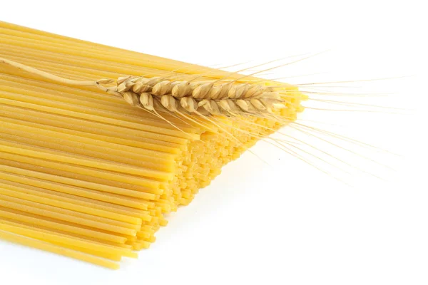 Spaghetti e frumento isolati su fondo bianco — Foto Stock