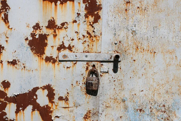 The iron door and a rusty old lock — Stock Photo, Image