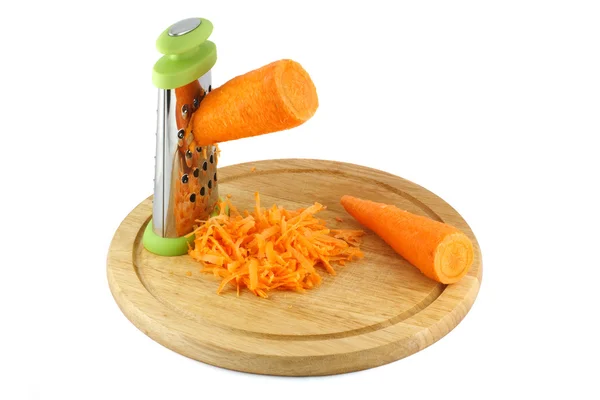 Нарезанная морковь на терке — стоковое фото