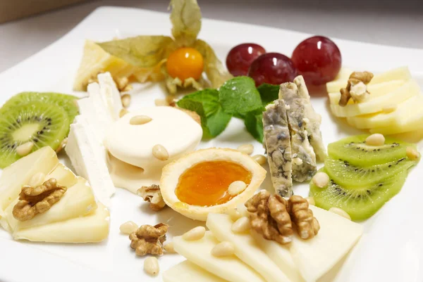 stock image Sliced ​​fruit platter