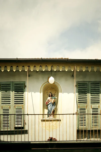Jungfru Maria i en fasad byggnad — Stockfoto