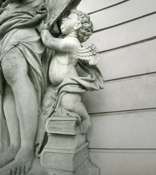 Красивая скульптура ангела — стоковое фото