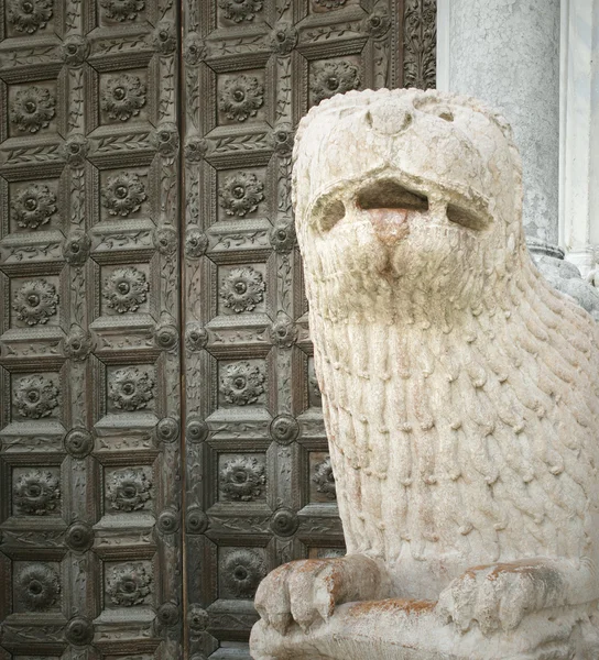 Rzeźba średniowieczna lwa — Zdjęcie stockowe
