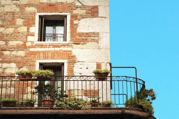 Fasada i balkonem — Zdjęcie stockowe