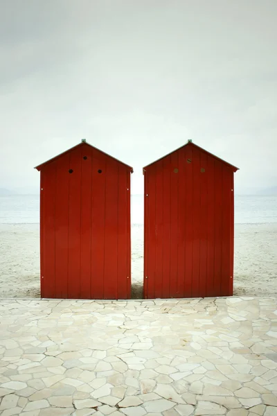 Червоні каюти і море — стокове фото