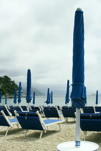 遮阳伞和椅子海滩 — 图库照片