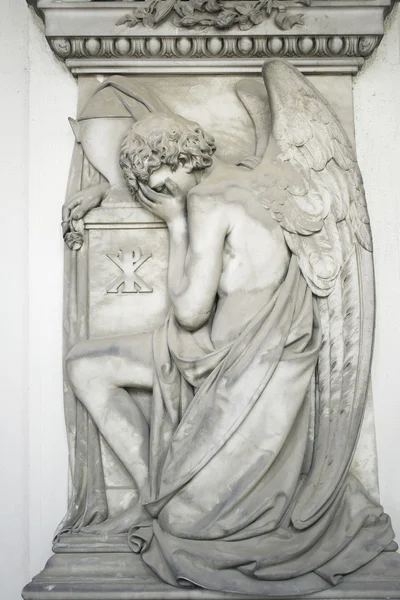 Прекрасный ангел на коленях — стоковое фото