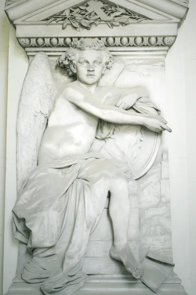 Linda estátua de anjo sentado — Fotografia de Stock