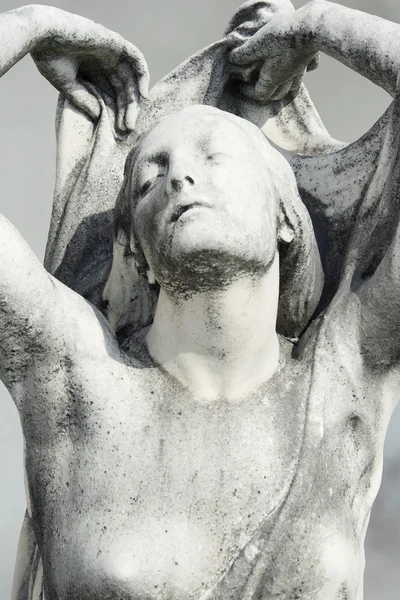 Vrouwelijke standbeeld — Stockfoto