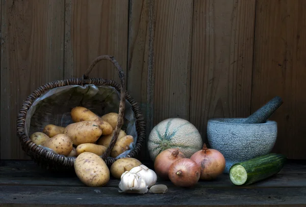 Estimular la vida con patatas cebollas y otras frutas — Foto de Stock