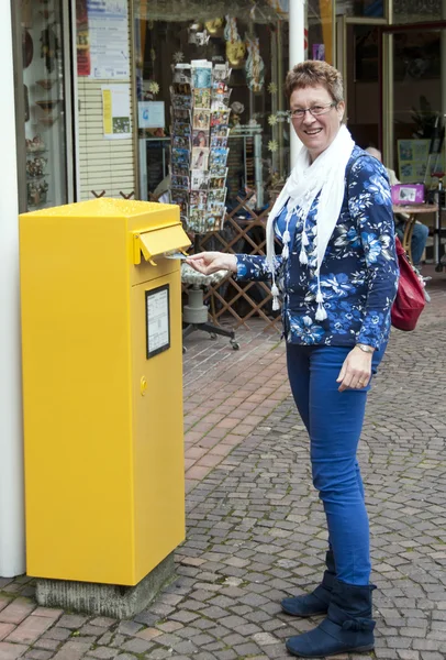 Mujer publicando una postal — Foto de Stock