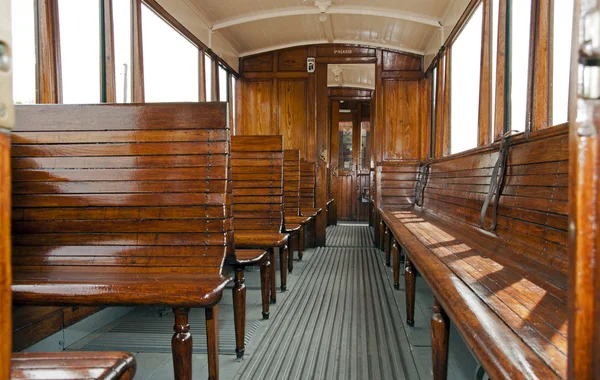 오래 된 나무 기차 인테리어 — 스톡 사진