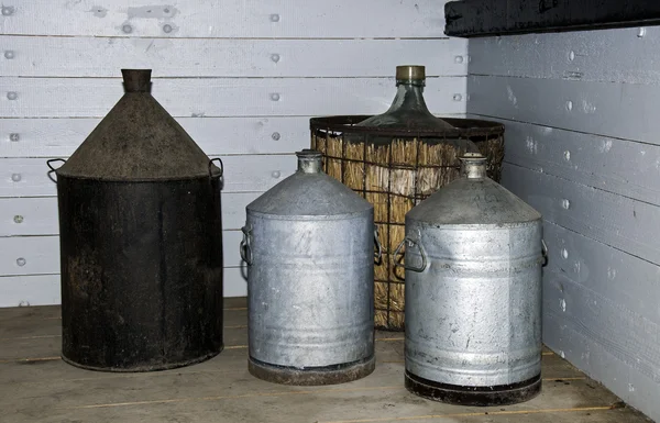 Stilleben mit Urne und Weinflasche — Stockfoto