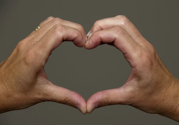 Mãos fazendo uma forma de hart — Fotografia de Stock