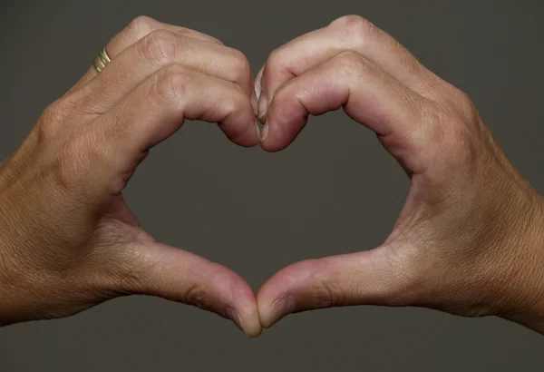 Mãos fazendo uma forma de hart — Fotografia de Stock