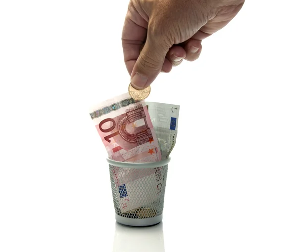 Mão joga dinheiro no recipiente — Fotografia de Stock