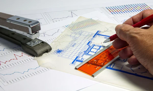 Man making diagrams and graphics — Stock Photo, Image
