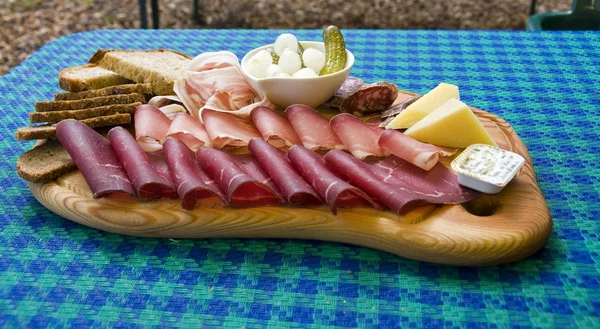 Přepněte deska se sýrem a masem — Stock fotografie
