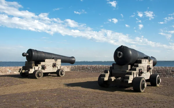 Canhões no porto de Hellevoetsluis — Fotografia de Stock