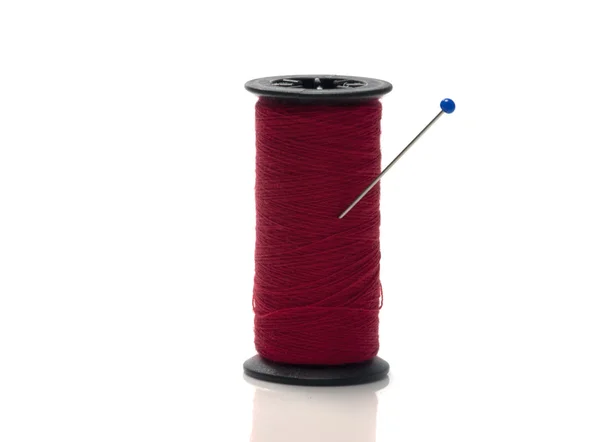 Bobina com algodão vermelho — Fotografia de Stock