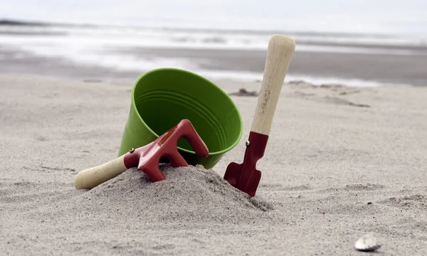 Лопата и ведро на пляже — стоковое фото