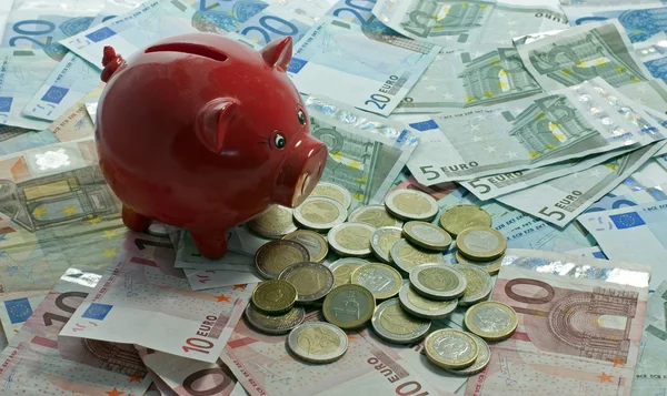 Euro Geld Papier und Münzen und Geldschwein — Stockfoto