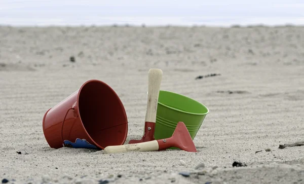 Shovel and bucket on the beach — Stock Photo, Image