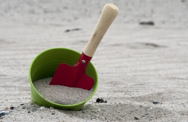 Lopata a kýbl na pláži — Stock fotografie