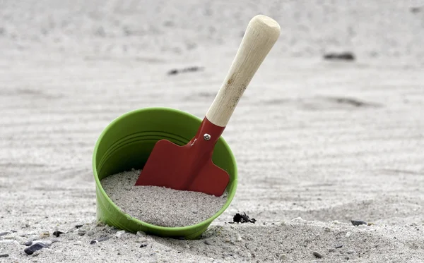 Лопата і відро на пляжі — стокове фото