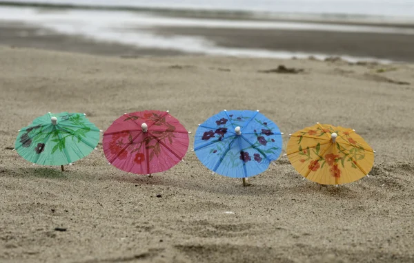 Vier Sonnenschirme am Strand — Stockfoto