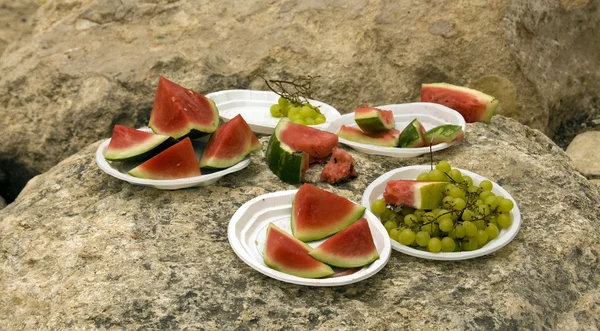 Meloen en druiven in de zomer — Stockfoto