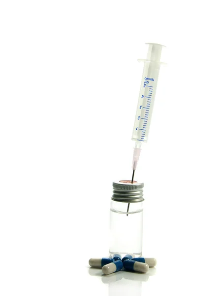 Medizinische Nadel in Flasche mit Flüssigkeit und Medizin — Stockfoto