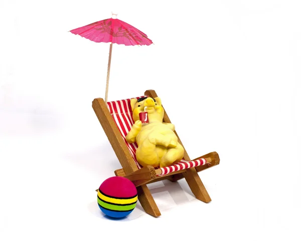 ビーチ チェア飲酒に黄色のテディベア — ストック写真