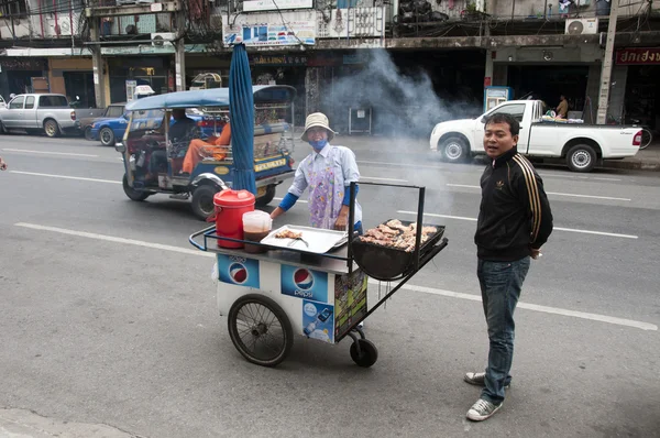 Dohányzás élelmiszer-Bangkok — Stock Fotó