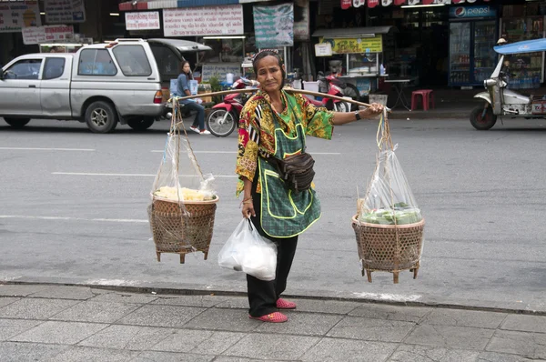 Frau verkauft Lebensmittel auf der Straße in Bangkok — Stockfoto