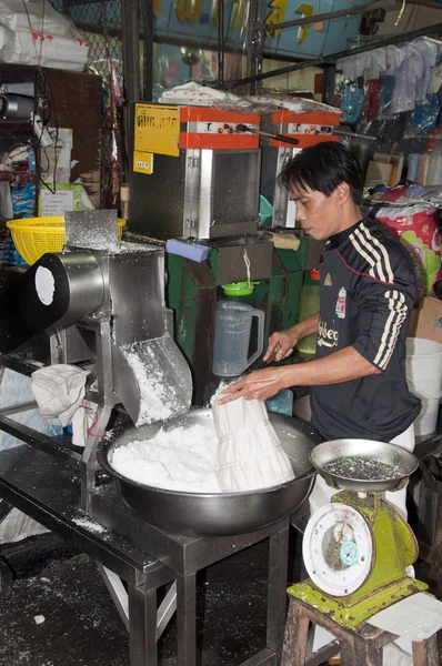 Making cocos milk form coconut — Stock Photo, Image