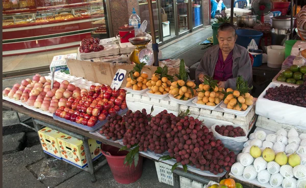 Frau auf Obstmarkt in Bangkok — Stockfoto