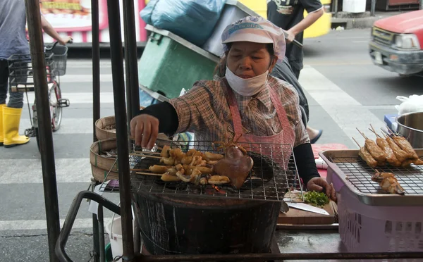 Mujer haciendo pez sate — Foto de Stock