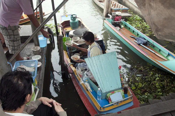Bangkok - 28 mars 2011: kvinna som säljer mat på floden på Mar — Stockfoto