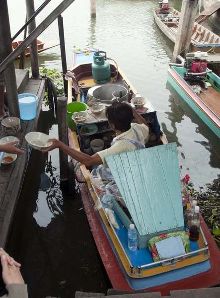 Μπανγκόκ - 28 Μαρτίου 2011: γυναίκα που πωλούν τρόφιμα στον ποταμό σχετικά με την ΙΥΑ — Φωτογραφία Αρχείου