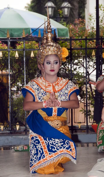 Mädchen in traditionellem Kostüm tanzt einen ungeheuerlichen Tanz — Stockfoto