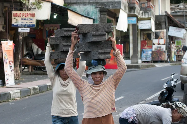 Ubud - 2011. április 4.: az építőiparban dolgozó nő hordozza nagyon — Stock Fotó
