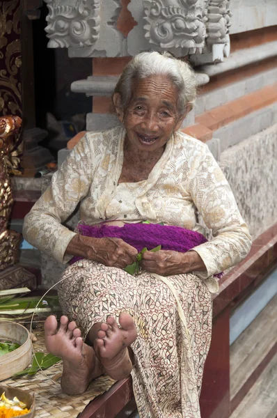 Mujer mayor sentada cerca del templo —  Fotos de Stock