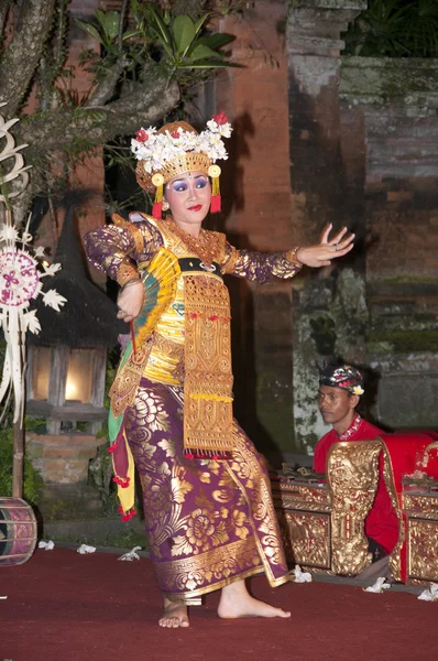 乌布-2011 年 4 月 5 日: dancinggirl 在巴厘岛巴厘岛舞蹈记不清 — 图库照片