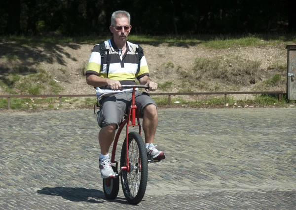 Człowiek na stary rower — Zdjęcie stockowe