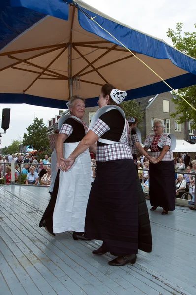 Kvinnan visar ursprungliga holländska dans i kostym — Stockfoto