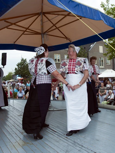 Женщина показывает оригинальный голландский танец в костюме — стоковое фото