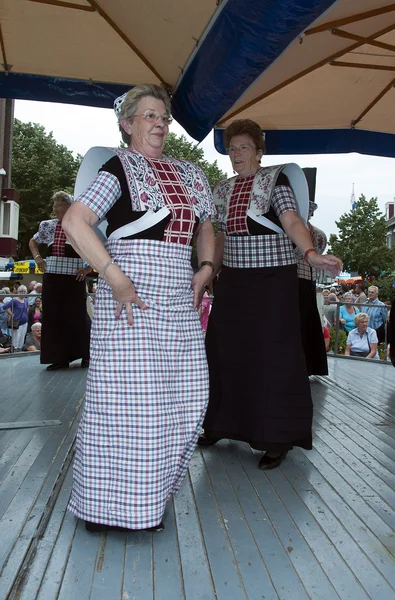 女人在服装中显示原荷兰舞蹈 — 图库照片