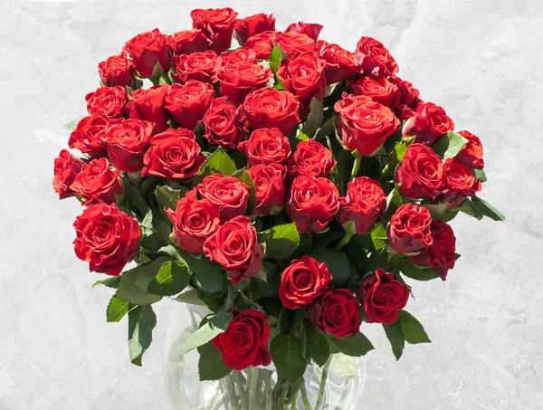 Βάζο με κόκκινα τριαντάφυλλα — Φωτογραφία Αρχείου